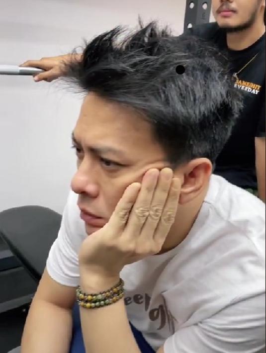 Ariel NOAH saat menonton video Begitu Syulit Lupakan Reyhan. (Foto: TikTok/thisisgreenlight)