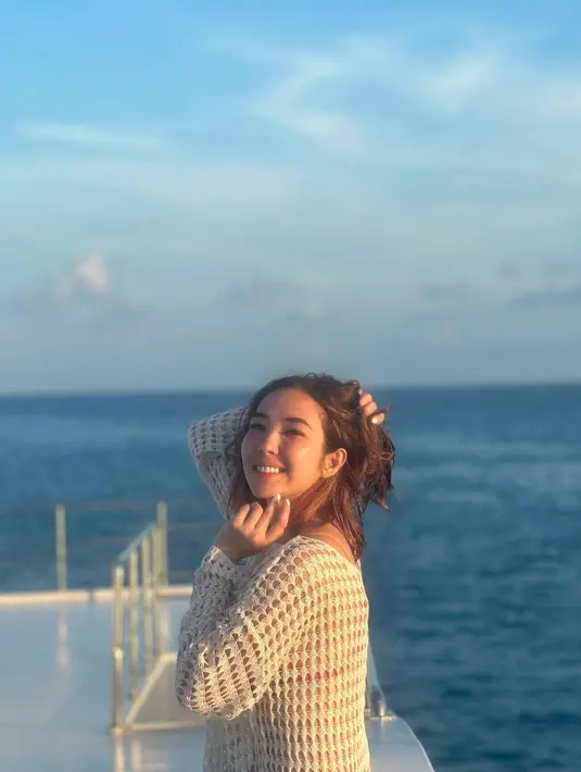 <p>Crochet top warna beige menjadi andalan Gisel untuk menutupi bikini-nya. [Foto: IG/gisel_la].</p>