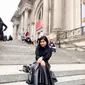 Annisa Pohan tampil dalam balutan busana serba hitam saat berpose di depan The Metropolitan Museum of Art, New York, Amerika Serikat. (dok. Instagram @annisayudhoyono/https://www.instagram.com/p/B7NP4HtjqqF/Putu Elmira)