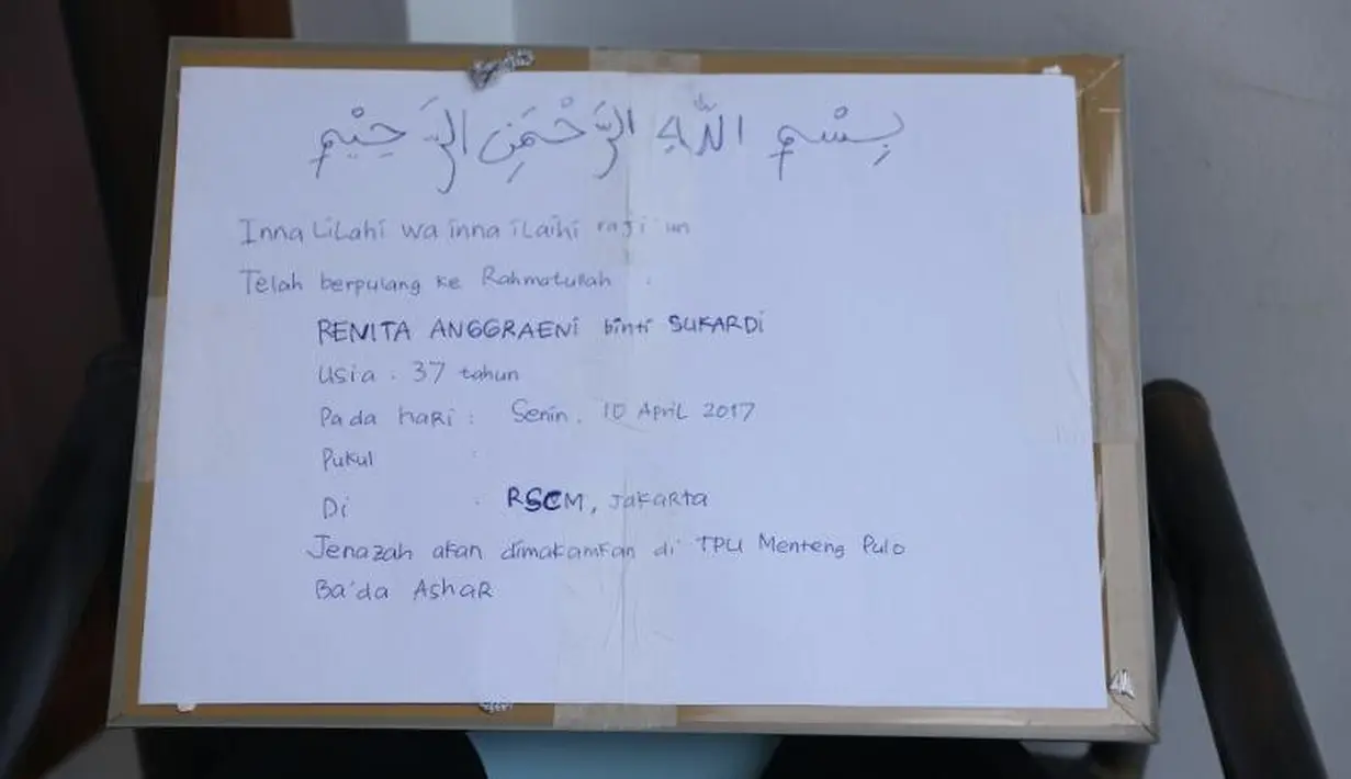 Dari papan putih yang ada di rumah duka, Jenazah Renita Sukardi akan dimakamkan di sebelah makam ibundanya, di TPU Menteng Pulo, Jakarta, pada Senin (4/10/2017), Ba’da Ashar.  (Nurwahyunan/Bintang.com)