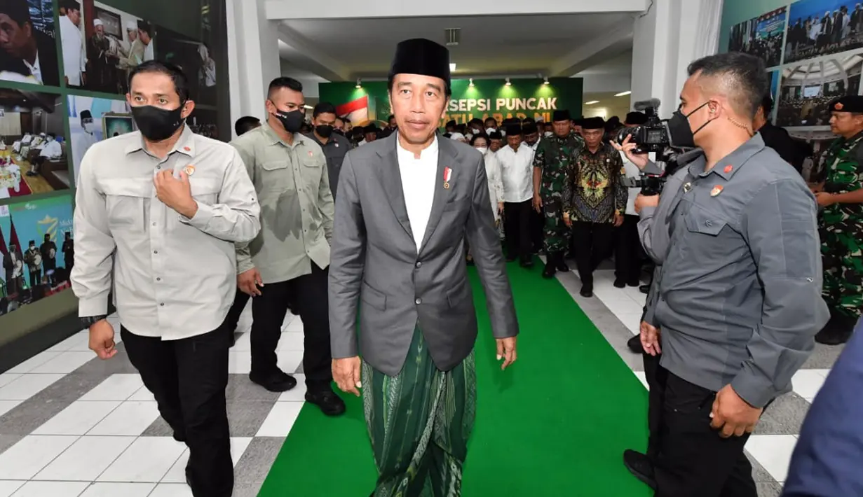 Presiden Joko Widodo atau Jokowi saat menghadiri acara puncak satu abad Nahdlatul Ulama (NU) di Sidoarjo, Jawa Timur, Selasa (7/2/2023). Jokowi menilai NU sebagai organisasi Islam terbesar di dunia layak berkontribusi untuk masyarakat internasional. (Biro Pers Istana Kepresidenan/Agus Suparto)