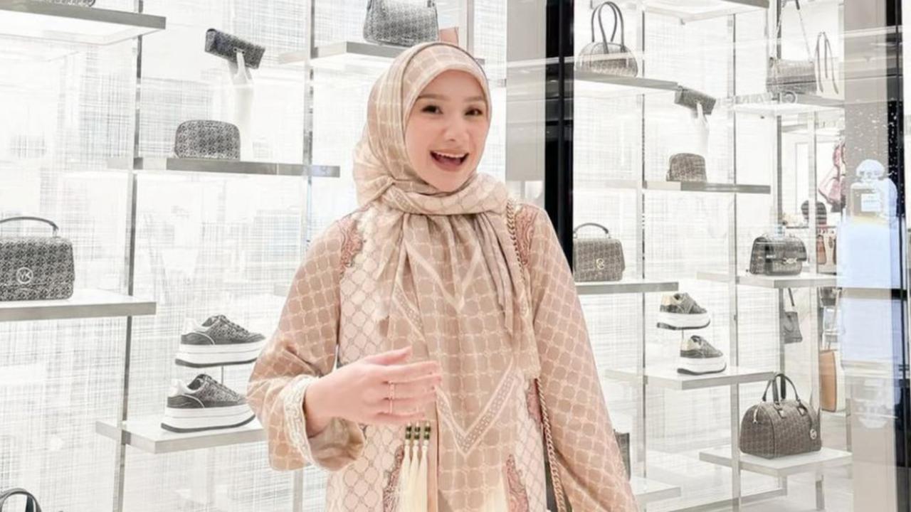 Potret Cantik Indri Giana Istri Ustaz Riza, Selalu Tampil Stylish Tapi Tetap Syar'i hingga Banjir Pujian Netizen