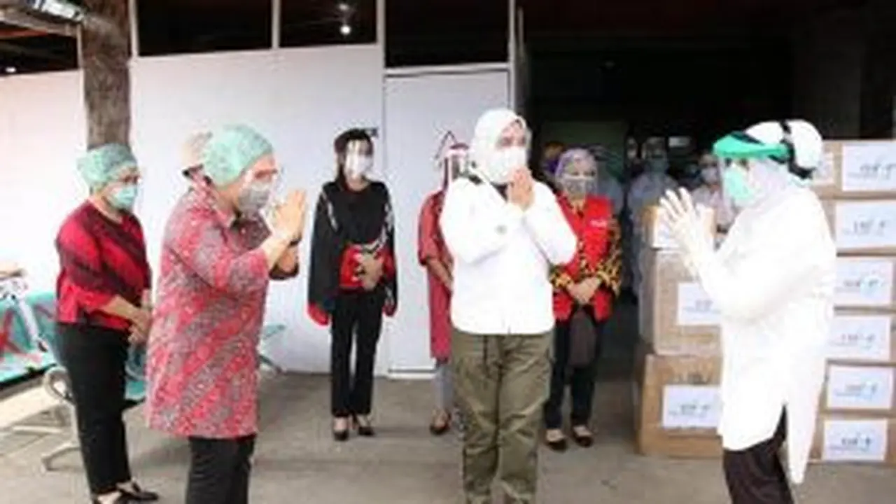 Tri Tito Karnavian menyalurkan Alat Pelindung Diri (APD) untuk sejumlah tenaga kesehatan di Manado.