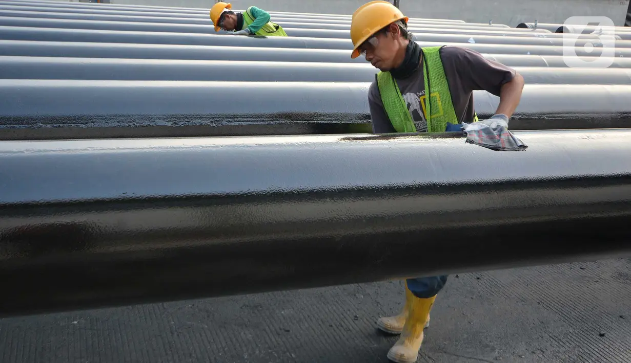 Pekerja menyelesaikan pembuatan precast tiang pancang beton di PT Waskita Beton Precast Plant Prambon, Sidoarjo, Jatim, Kamis (21/11/2019). Plant Prambon saat ini memenuhi kebutuhan proyek Jalan Tol Trans Jawa ruas Probolingo Banyuwangi, Tol KLBM dan proyek di Indonesia. (Liputan6.com/HO/Eko)