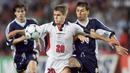 Michael Owen yang berhasil membuat dua rekor sekaligus di Piala Dunia 1998 sukses mencetak 2 gol dan 1 assist di Piala Dunia pertamanya tersebut. Hingga pensiun dari Three Lions pada September 2007, Michael Owen masih sempat menjadi bagian Timnas Inggris dalam dua edisi Piala Dunia berikutnya, 2002 dan 2006. Total tampil dalam 12 laga di 3 edisi Piala Dunia, ia total mecetak 4 gol dan 2 assist. (AFP/Patrick Kovarik)