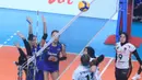 <p>Pemain Jakarta Pertamina Enduro, Polina Shemanova (kanan) melepaskan spike yang berusaha diblok dua pemain Jakarta Livin Mandiri, Afra Hasna Nurhaliza (kiri) dan Angeli Faulina pada laga seri ketiga putaran kedua PLN Mobile Proliga 2024 di GOR Ken Arok, Malang, Minggu (16/6/2024). Jakarta Pertamina Enduro menang 3-0 (25-19, 25-20, 25-18). (Dok. PBVSI)</p>