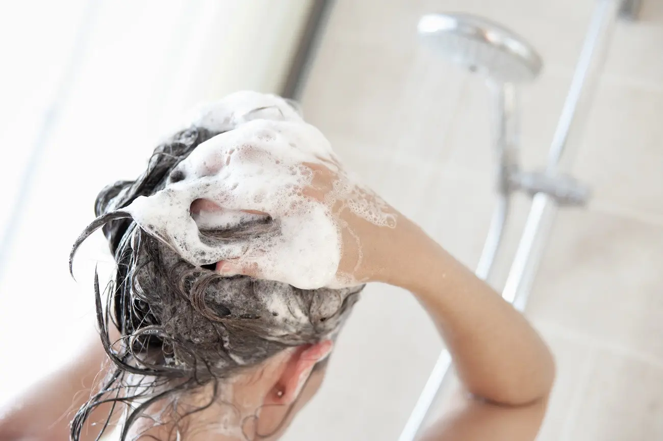 Tips menghindari bau apek pada rambut bagi cewek berhijab. (Foto: newhealthadvisor.com)
