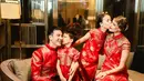 Daniel Mananta bersama keluarga kecilnya mencuri perhatian publik lewat sebuah photoshoot bertema Imlek. [Foto: Instagram/ VjDaniel]