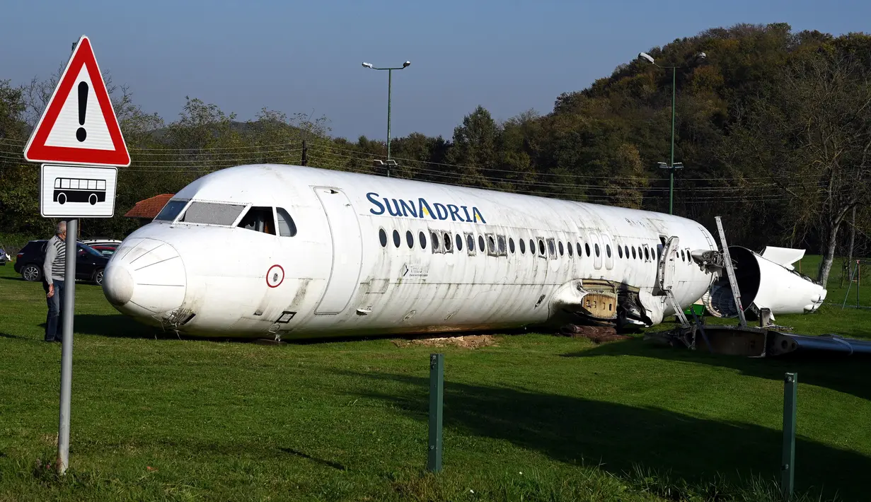 Badan pesawat Fokker-100 terlihat diparkir di halaman rumah Robert Sedlar di Strmec Stubicki, dekat Zagreb, Kroasia, 26 Oktober 2019. Ruangan dalam pesawat, yang dibangun untuk mengangkut 100 penumpang, kini tampak kosong dan hanya menyisakan katup penutupnya. (Denis LOVROVIC / AFP)
