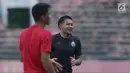 Penjaga gawang Persija, Andritany tertawa saat latihan jelang melakoni laga kedua semifinal Piala Presiden 2018 melawan PSMS di Stadion Manahan Solo, Jawa Tengah, Minggu (11/2). Laga akan digelar Senin (12/2). (Liputan6.com/Helmi Fithriansyah)