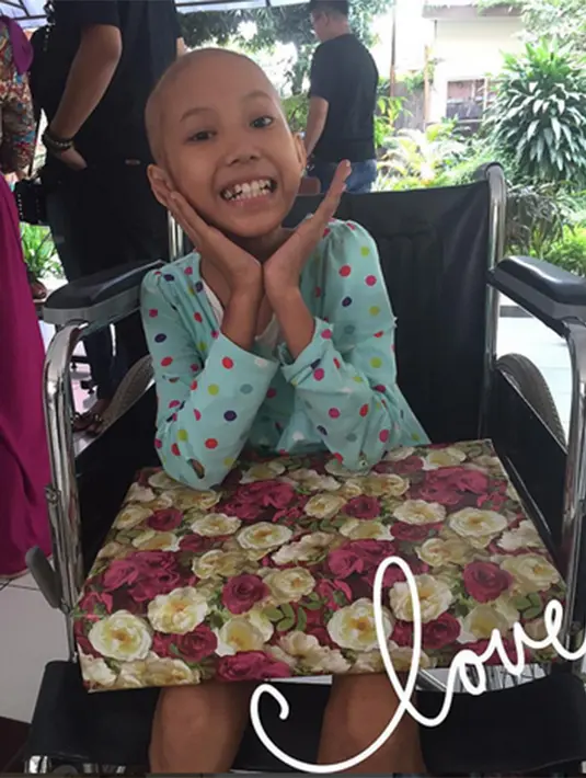 ‘Salah satu penyemangat hidupku. Lulu, 12 tahun, kanker tulang stadium 3, anak paling ceria yang pernah aku temuin. Abis cerita dia kemo ke 2 langsung botak, sambil ketawa ketawa.’ungkapan Ariel.(Via Instagram/@Arieltatum)
