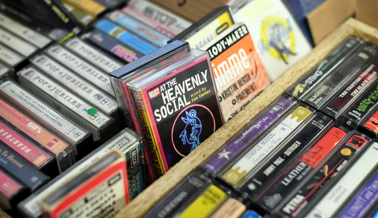 Sejumlah kaset dijual di Mars Tapes, Manchester, Inggris, 4 September 2021. Toko yang terselip pada sudut lantai atas pasar dalam ruangan di Manchester ini menjadi toko terakhir di Inggris yang didedikasikan untuk menjual kaset. (PAUL ELLIS/AFP)