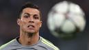 Penyerang Real Madrid, Cristiano Ronaldo, berusaha mengontrol bola saat laga melawan Roma. Pemain asal Portugal ini berhasil mencetak gol pertama pada menit ke-57 melalui umpan dari Marcelo. (AFP/Alberto Pizzoli)