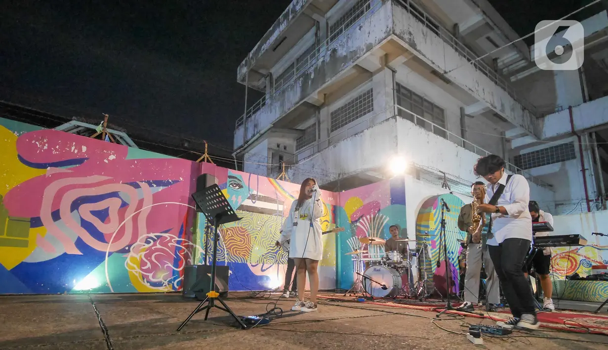Grup musik Diorama tampil saat perayaan Hari Musik Nasional di M Bloc Space, Jakarta, Rabu (9/3/2022). Dalam rangka memeriahkan Hari Musik Nasional pada 9 Maret, M Bloc Space menyuguhkan acara bagi para pencinta musik Tanah Air dengan tajuk "Musik Hidup Lagi,". (Liputan6.com/Herman Zakharia)