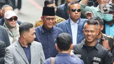 Pimpinan Ponpes Al Zaytun Panji Gumilang tiba di Bareskrim Polri, Jakarta, Senin (3/7/2023). (Liputan6.com/Herman Zakharia)