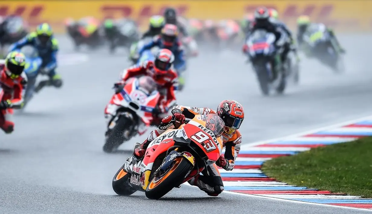 Pebalap Repsol Honda, Marc Marquez, sempat memimpin sejak start MotoGP Brno di Sirkuit Autodrom Brno yang diguyur hujan, Minggu, (21/8/2016). (EPA/Filip Singer)