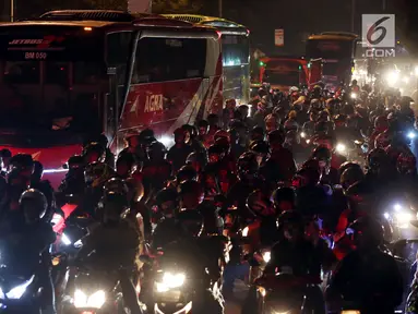 Pemudik motor memadati jalan raya Cirebon Pantura menuju Jawa Tengah, Jogjakarta dan Jawa Timur, Jumat (24/6). Mereka memilih mudik di malam hari untuk menghindari cuaca panas dan berdebu. (Liputan6/JohanTallo)