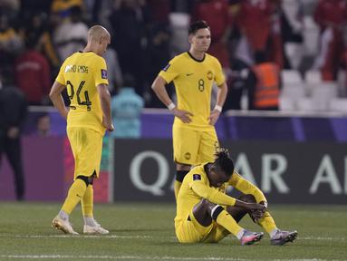 Timnas Malaysia menyusul Vietnam harus tersingkir pada fase grup Piala Asia 2023 setelah menderita kekalahan kedua. Setelah kalah 0-4 dari Yordania pada laga pertama Grup E, Malaysia kembali takluk kali ini dari Bahrain pada laga kedua dengan skor tipis 0-1 di Jassim bin Hamad Stadium, Al Rayyan, Qatar, Sabtu (20/1/2024) sore waktu setempat. Kekalahan ini terbilang menyakitkan bagi Tim Harimau Malaya karena gol kemenangan Bahrain yang dicetak Ali Madan tercipta tepat pada menit akhir masa injury time babak kedua yang berdurasi lima menit. Menyisakan laga pamungkas kontra Korea Selatan, praktis peluang Malaysia telah tertutup untuk lolos ke 16 besar dan dipastikan akan menjadi juru kunci Grup E. (AP Photo/Thanassis Stavrakis)