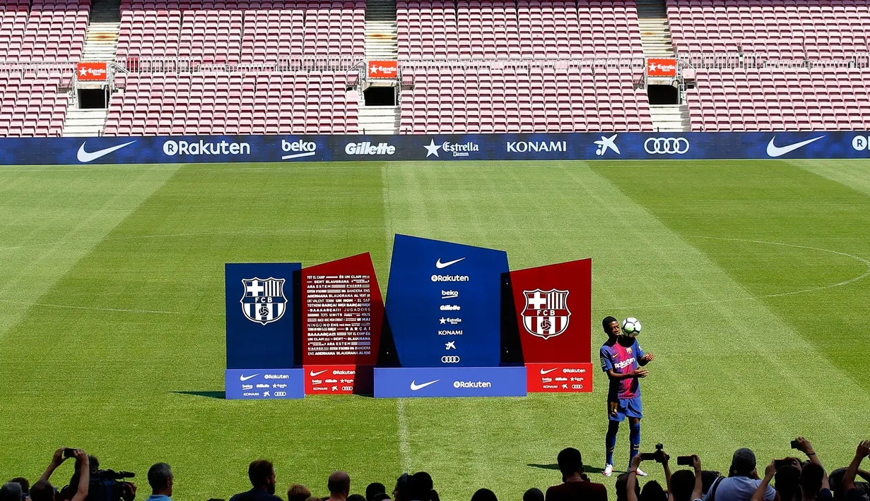 Penyerang baru Barcelona, Ousmane Dembele mengontrol bola saat perkenalan dirinya di Stadion Camp Nou, Barcelona, Spanyol, (28/8). Dembele dibeli Barcelona dari Borussia Dortmund. (AP Photo / Manu Fernandez)