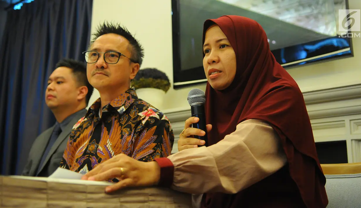 Keluarga korban tragedi pesawat Lion Air JT-610 Merdian Agustin (kanan) memberi keterangan saat konferensi pers di Jakarta, Senin (8/4). Tuntutan ini terus disuarakan lantaran Lion Air dianggap kerap berdalih lewat berbagai cara untuk menuntaskan tanggung jawabnya. (Liputan6.com/Angga Yuniar)