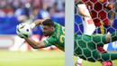 Kiper Timnas Spanyol, Unai Simon berjibaku menghalau bola dari ancaman pemain Timnas Kroasia pada laga Grup B Euro 2024 di Olympiastadion, Berlin, Jeman, Sabtu (15/6/2024). (AP Photo/Ebrahim Noroozi)