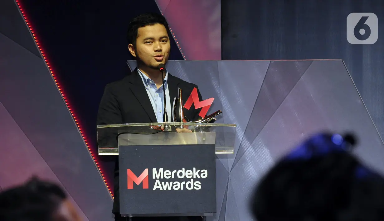 Muhammad Fahrizal menyampaikan sambutan saat menerima penghargaan sosok inspiratif bidang pendidikan pada acara Merdeka Awards 2023 di SCTV Tower, Jakarta, Rabu (30/8/2023). Apresiasi dan penghargaan ini diharapkan menjadi penyemangat bagi semua pihak agar terus berinovasi dan menginspirasi untuk Indonesia. (merdeka.com/Imam Buhori)