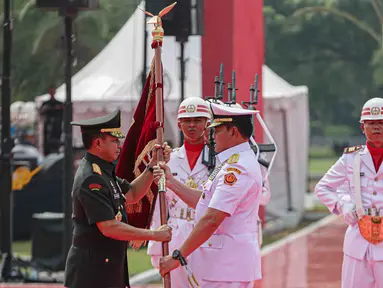 Panglima TNI yang baru Jenderal TNI Agus Subiyanto (kiri) menerima bendera Panji TNI Tri Dharma Eka Karma dari pejabat lama Laksamana TNI Yudo Margono saat Upacara Serah Terima Jabatan di Mabes TNI, Cilangkap, Jakarta Timur, Rabu (22/11/2023). (Liputan6.com/Faizal Fanani)