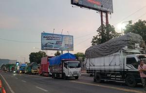 Kepadatan berupa antrean truk terpantau sepanjang jalan arteri mulai dari Terminal Sri Tanjung sampai depan pintu masuk Pelabuhan Ketapang, Minggu pagi (29/3/2026), atau H+8 Lebaran. (Liputan6.com/ Dok Ist N Husdinari)