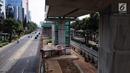 Pemandangan proyek Light Rail Transit (LRT) Jabodebek lintas pelayanan dua rute Cawang-Dukuh Atas di kawasan Kuningan, Jakarta, Senin (18/6). Diperkirakan pengerjaan proyek akan kembali dimulai usai libur cuti bersama Lebaran. (Liputan6.com/Faizal Fanani)