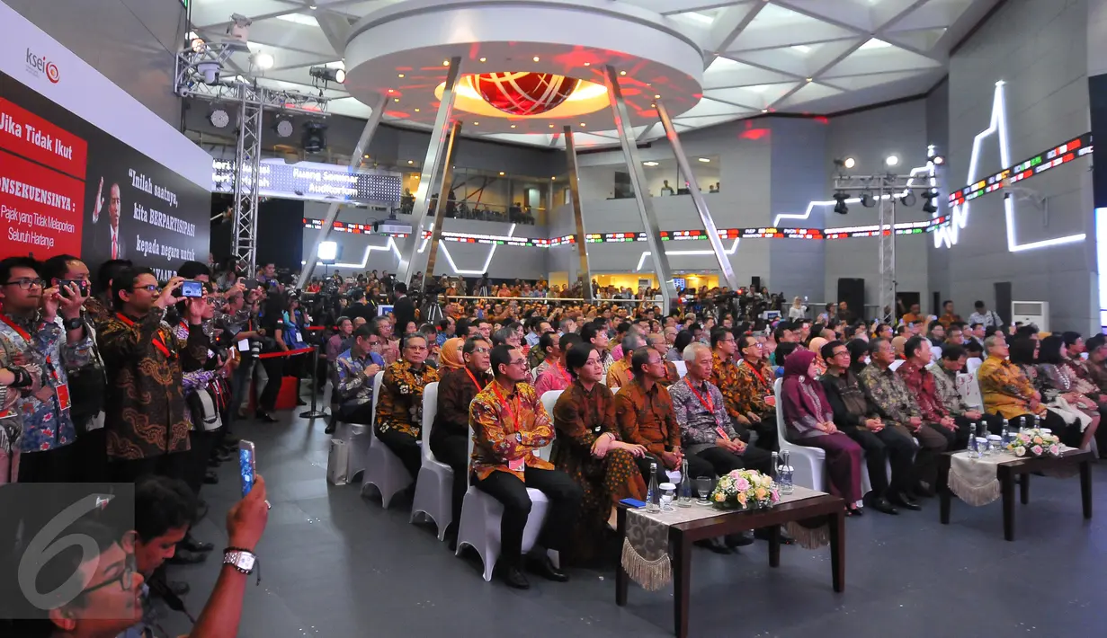 Suasana penutupan perdagangan Bursa Efek Indonesia akhir Tahun 2016 di BEI, Jakarta, Jumat (30/12). Perdagangan bursa saham 2016 Indonesia ditutup dengan level 5.296 poin, atau naik sebesar 15,32%.(Liputan6.com/Angga Yuniar)