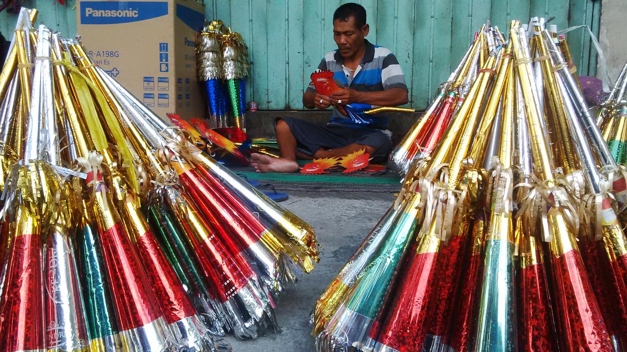 Jelang Tahun Baru, Pengrajin Asal Lamongan Siapkan 9000 Terompet