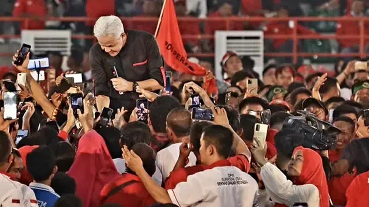 Terlebih PDIP tidak masalah Golkar maupun PAN akhirnya merapat ke Prabowo Subianto. Karena PDIP tidak mungkin mengintervensi keputusan partai lain.