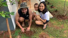 Chicco Jerikho, selebriti yang mulai terkenal setelah bermain sinetron Cinta Bunga pada tahun 2007. Kala itu ia berduet dengan Laudya Chintya Bella sebagai Bunga. Nama Chicco pun mulai terkenal melalui sinetron yang ditayangkan oleh SCTV ini. (Liputan6.com/IG/@chicco.jerikho)