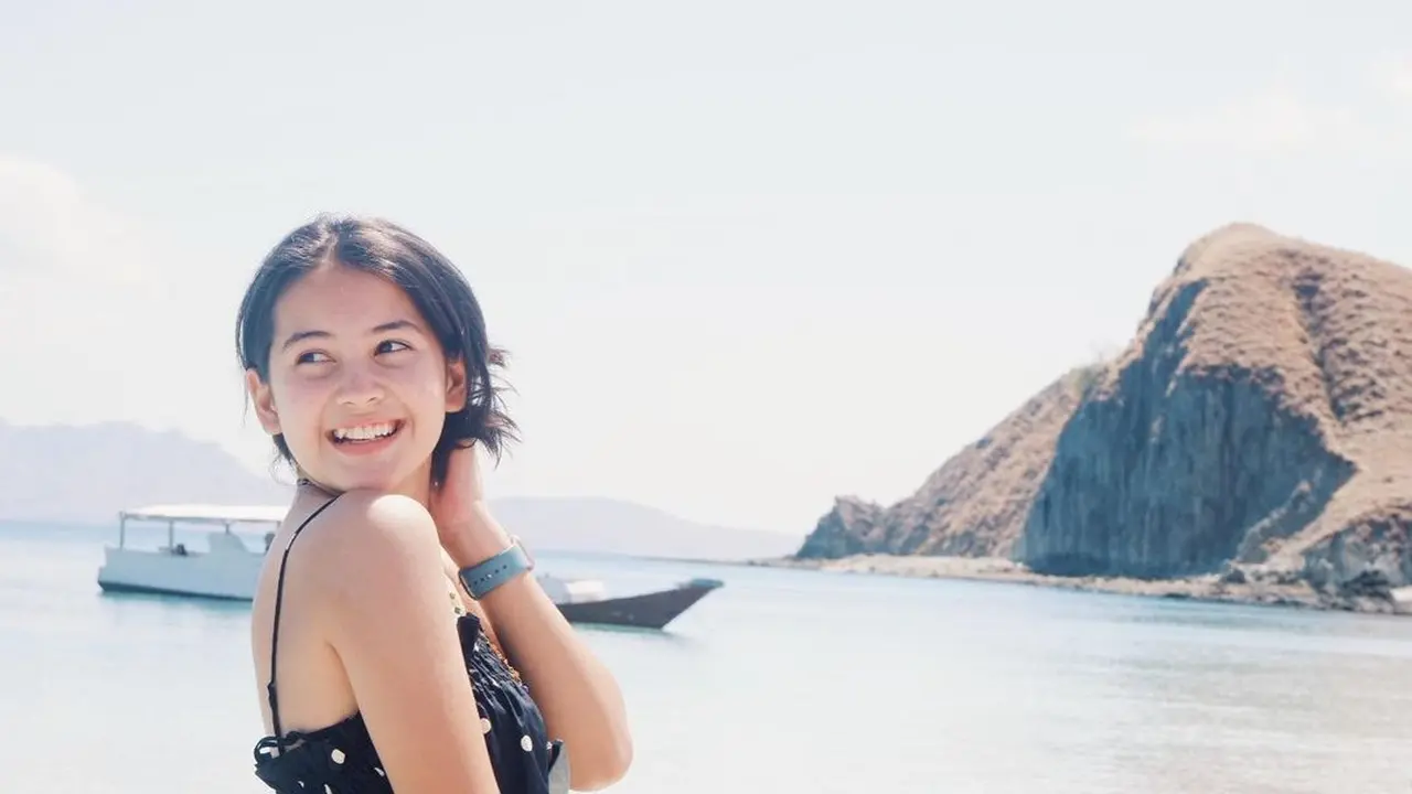 Momen Liburan Sandrinna Michelle di Labuan Bajo, Tampil Stylish
