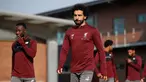 Gelandang Liverpool Mohamed Salah berjalan saat akan berlatih jelang menghadapi FC Porto pada leg pertama perempat final Liga Champions di Melwood, Liverpool, Inggris, Senin (8/4). The Reds bertekad membungkam Porto di Stadion Anfield. (Reuters/Carl Recine)