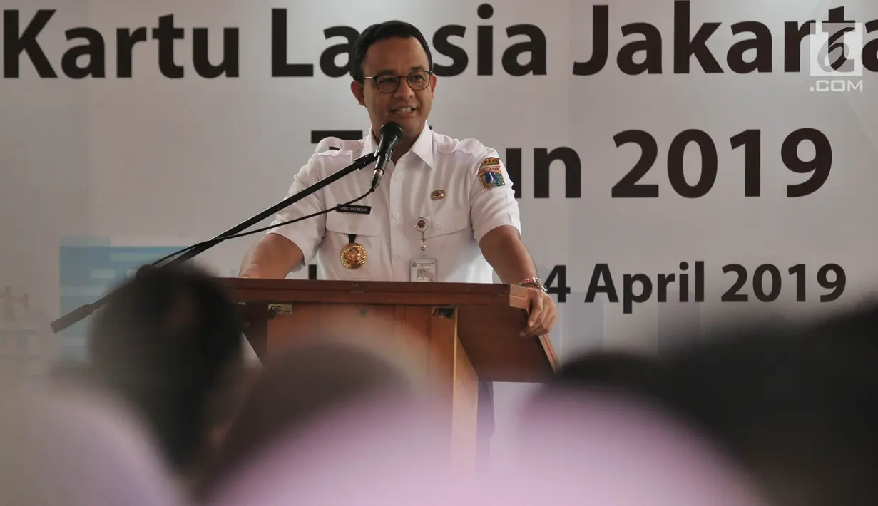 Gubernur DKI Jakarta, Anies Baswedan memberikan sambutan saat membagikan Kartu Lansia Jakarta (KLJ) 2019 di Jakarta Islamic Center, Koja, Rabu (24/4). Anies menyebutkan, sebanyak 40.419 orang lansia akan mendapatkan kartu ini di tahun 2019. (merdeka.com/Iqbal S. Nugroho)