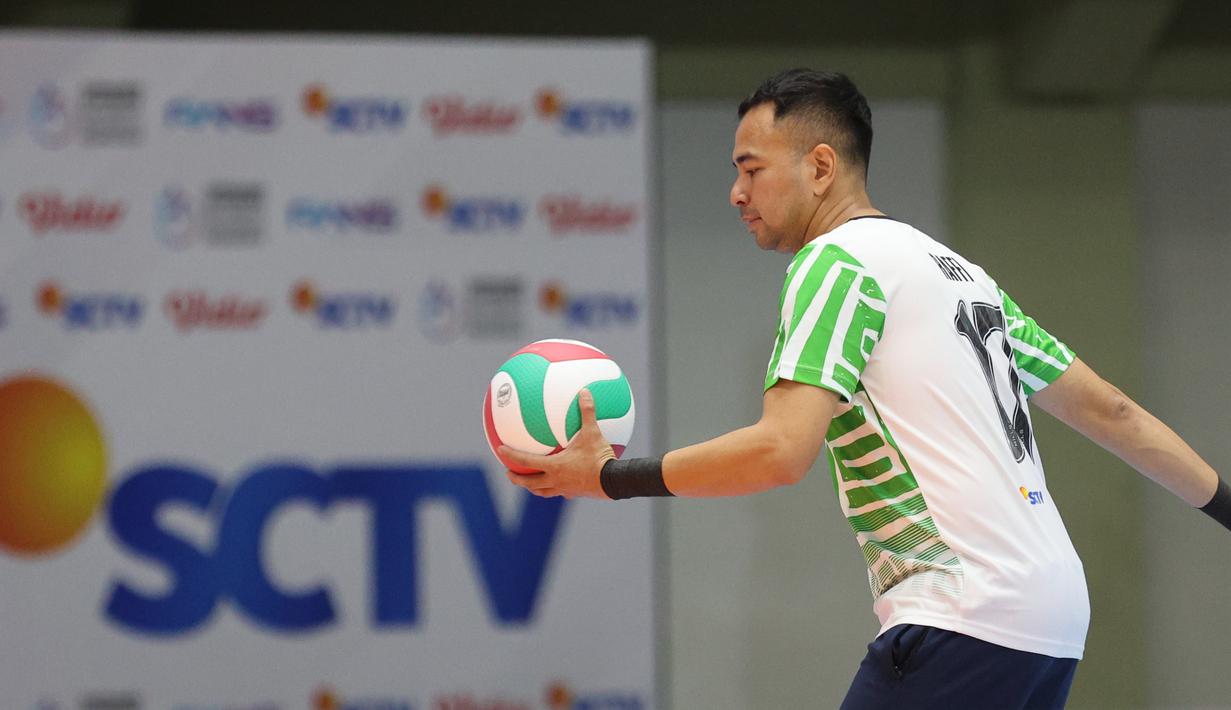 Aksi Raffi Ahmad di Turnamen Olahraga Selebriti Indonesia (TOSI) yang berlangsung di Kelapa Dua Sport Center, Tangerang, Minggu (13/10/2024).