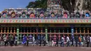 Umat Hindu berbaris untuk berdoa saat Festival Diwali di Kuil Batu Caves, Kuala Lumpur, Malaysia, Kamis (4/11/2021). Diwali adalah salah satu festival terpenting dalam agama Hindu, didedikasikan untuk penyembahan dewi kekayaan Lakshmi. (AP Photo/Vincent Thian)