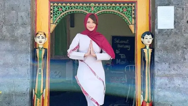 6 Potret Tamara Bleszynski Tampil Berhijab, Penampilannya Bikin Pangling