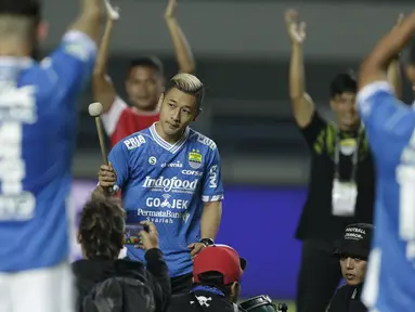 Pesilat peraih emas Asian Games, Hanifan Yudani Kusumah, memimpin viking clap usai Persib Bandung mengalahkan Arema FC pada laga Liga 1 di Stadion GBLA, Jawa Barat, Kamis (13/9/2018). Persib menang 2-0 atas Arema FC. (Bola.com/M Iqbal Ichsan)