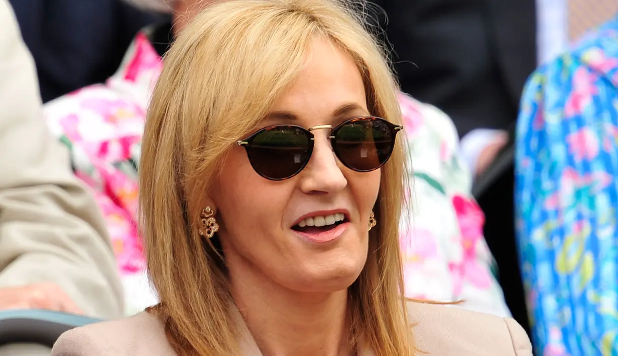 JK Rowling, Penulis buku serial populer Harry Potter ini tanda tangannya dihargai $3.100 atau Rp 37,89 juta. (AFP PHOTO/GLYN KIRK)