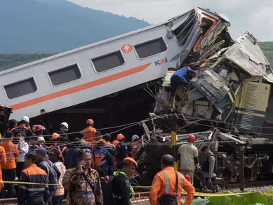 Tim SAR bekerja di lokasi kecelakaan kereta api di Cicalengka, Kabupaten Bandung, Provinsi Jawa Barat, Jumat (5/1/2024). Tim Rescue Basarnas Bandung tengah melaksanakan evakuasi terhadap korban kecelakaan Kereta Api Indonesia (KAI) yang melibatkan KA Turangga relasi Surabaya Gubeng-Bandung dan Commuterline Bandung Raya di km 181+700. (TIMUR MATAHARI/AFP)