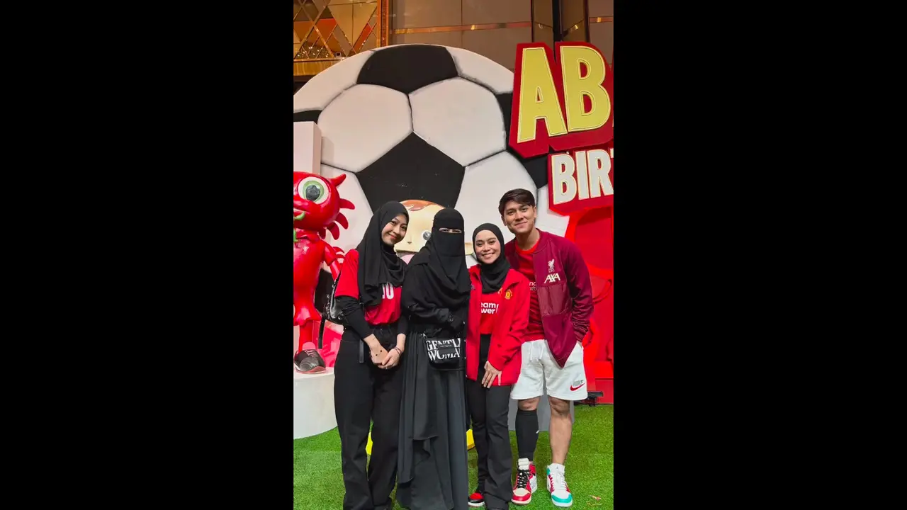 Umi Pipik Pinjam Jersey Mantu Saat Hadir ke Acara Ulang Tahun Abang L Putra Rizky Billar dan Lesti Kejora