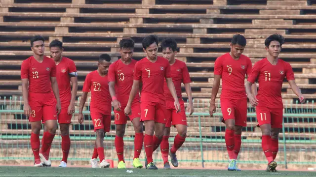 Para pemain Timnas Indonesia U-22 tampak kecewa usai ditahan imbang Malaysia U-22 pada laga Piala AFF U-22 2019. (Bola.com/Zulfirdaus Harahap)
