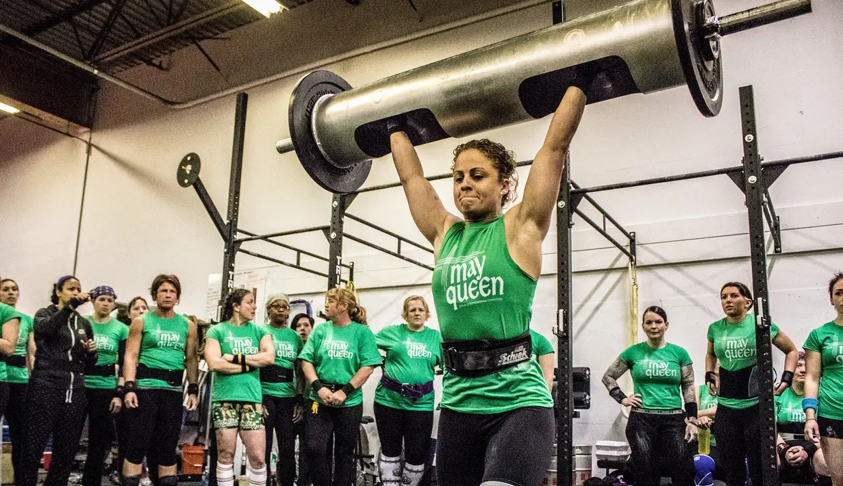Seorang wanita mengangkat beban saat kompetisi May Queen Spring Strongwoman di Lancaster, Pennsylvania, AS (25/4). Kegiatan tersebut untuk memperingati Hari Ibu. (Reuters)