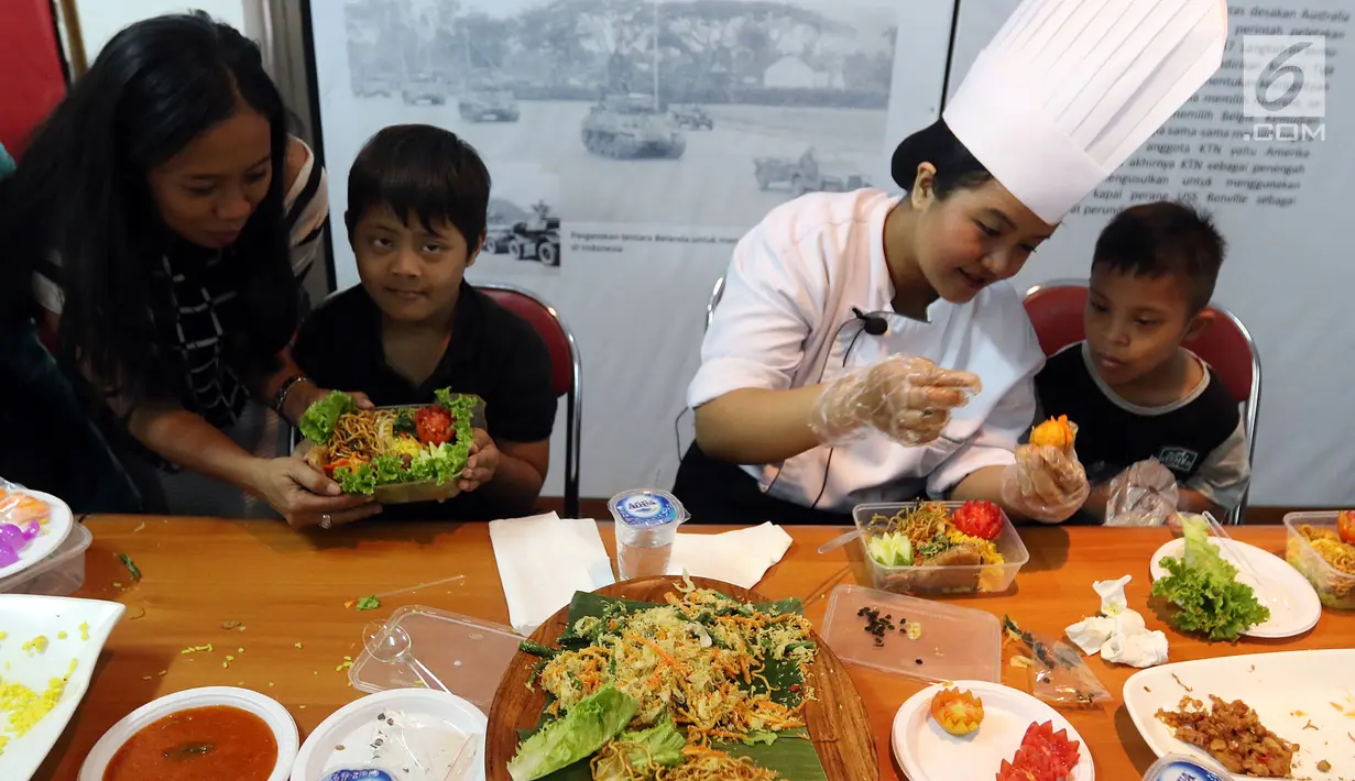 Komunitas penyandang disabilitas, down syndrome, dan rungu wicara mengikuti program kreativitas menghias Bekal Nusantara di Museum Naskah Proklamasi, Jakarta, Sabtu (14/9/2019). Mereka membuat makanan menggunakan bahan-bahan khas Indonesia. (Liputan6.com/JohanTallo)