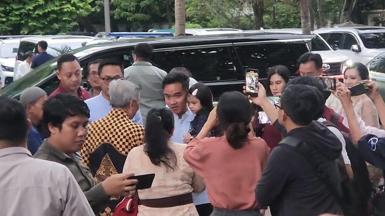 “Maunya yang warna putih atau emas? Ada warna emas,” ucap Prabowo.<br>