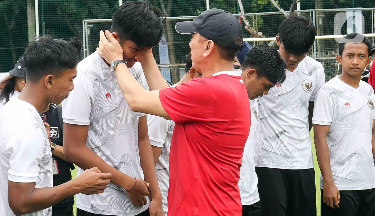 Ketua Umum PSSI Mochamad Iriawan berpamitan kepada pemain Timnas Indonesia U-20 usai latihan untuk Piala Asia U-20 2023 di Lapangan A, Kompleks Stadion Utama Gelora Bung Karno (SUGBK), Jakarta, Rabu (15/02/2023). Mochamad Iriawan berpamitan dengan pemain Timnas Indonesia U-20 dan pelatih Shin Tae-yong. (Liputan6.com/Herman Zakharia)