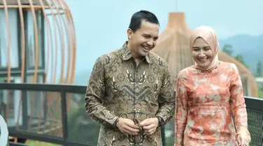 Selama ini, Wakil Bupati Bandung itu kerap datang seorang diri saat kondangan sebagai tamu atau menjadi saksi nikah. Namun baru-baru ini Sahrul Gunawan menggandeng seorang wanita untuk hadir bersama di sebuah acara pernikahan. (Liputan6.com/IG/@sahrulgunawanofficial)