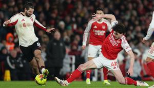Dominik Szoboszlai dari Liverpool (kiri) dan Declan Rice dari Arsenal berebut bola selama pertandingan Liga Inggris antara Arsenal dan Liverpool di London, Jumat (9-1-2026) dini hari WIB. (AP Photo/Ian Walton)